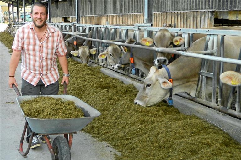 Bei Landwirt Harald Wurst in Hinterwestermurr war Devrikis beim Stallgang dabei.