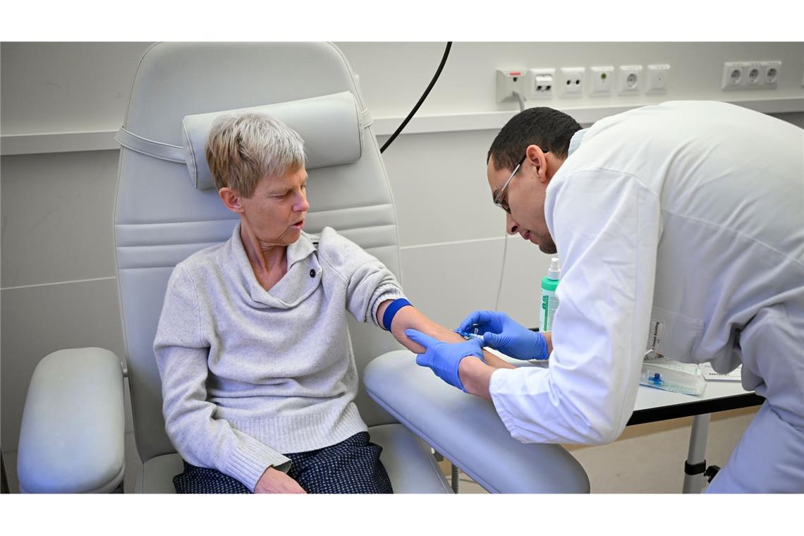 Bei Lecanemab ist alle zwei Wochen eine Infusion nötig, bei Donanemab alle vier Wochen. (Illustration)