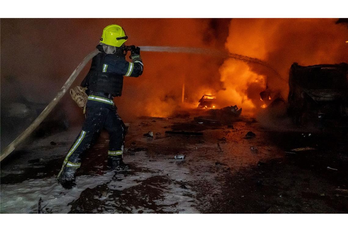 Bei massiven russischen Angriffen mit Raketen und Drohnen sind in der Ukraine viele Menschen getötet und Dutzende weitere verletzt worden.