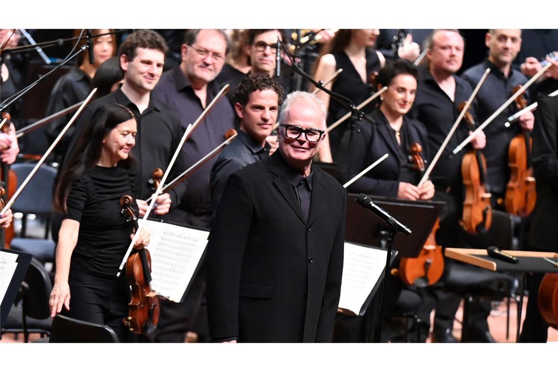 Grönemeyer startet Unplugged-Reihe: mittendrin und akustisch Bei mehreren Konzerten mit den Bochumer Symphonikern griff Herbert Grönemeyer als Dirigent zum Taktstock. Nun steht er in Dortmund und Berlin wieder als Sänger im Mittelpunkt - aber auch mit Orchesterbegleitung (Archivbild)