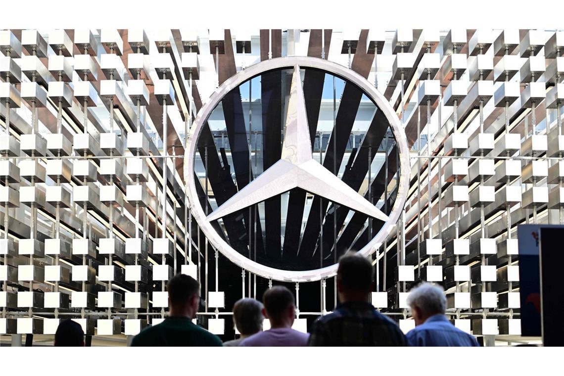 Bei Mercedes-Benz arbeiten bereits 60 Prozent der Mitarbeiter einmal die Woche mit einem KI-Tool. (Symbolbild von der Automesse IAA).