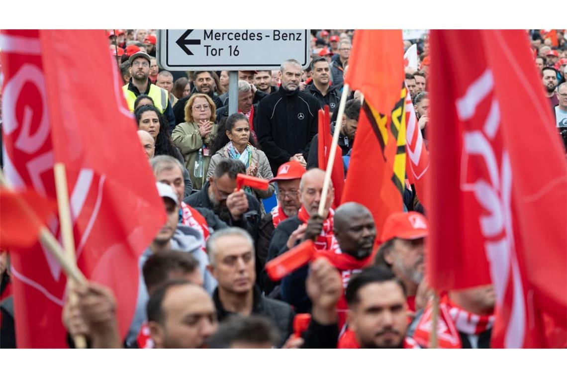 Bei Mercedes scheinen derzeit nicht ganz so viele Beschäftigte mit ihrem Job zufrieden zu sein, wie sich am Montag beim Aktionstag der IG Metall vor dem Werk in Sindelfingen (Foto) zeigt. Foto: Marijan Murat/dpa