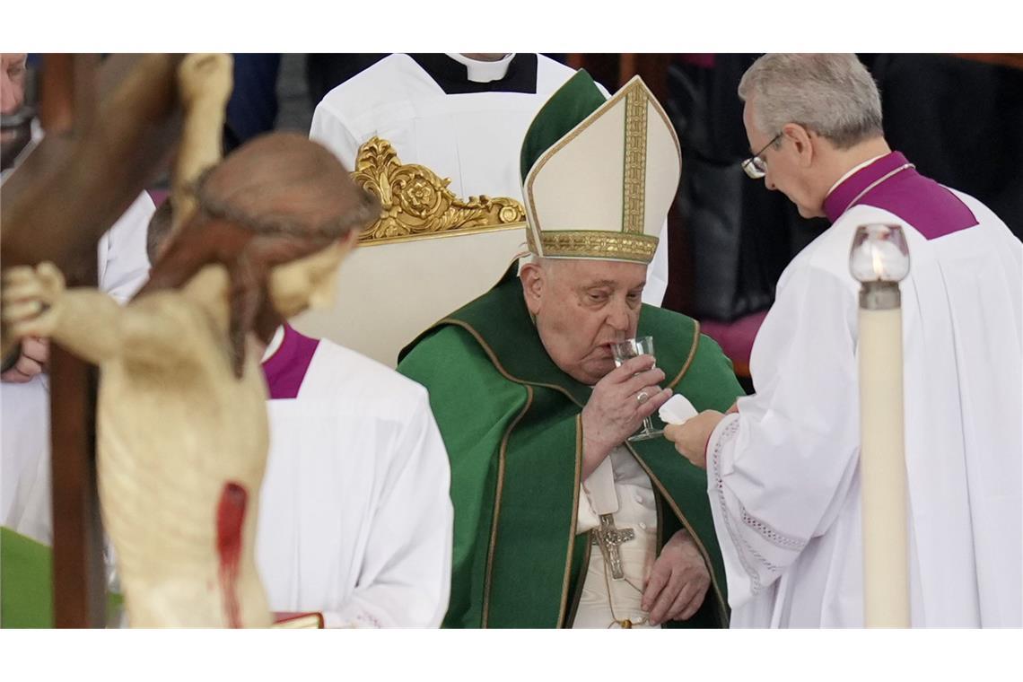 Papst Franziskus ohne Aussicht auf baldige Entlassung Bei Papst Franziskus wurde eine beidseitige Lungenentzündung diagnostiziert.