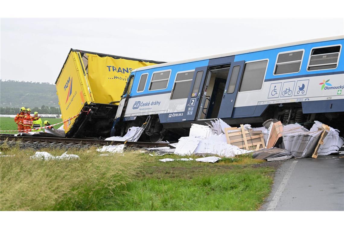 Bei Prostejov in Tschechien sind ein Personenzug und ein Lastwagen zusammengestoßen.