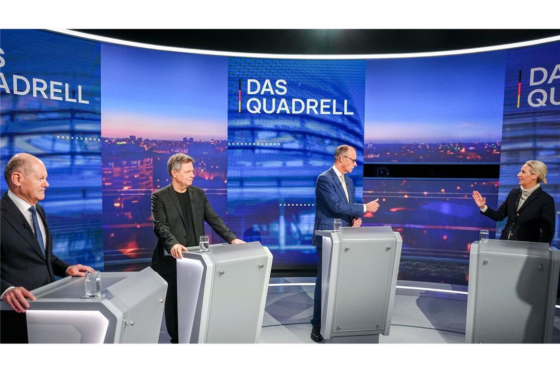 „Wir halten uns die AfD vom Hals“ – Merz punktet mit Wut auf Weidel Bei RTL/ntv traten die Kanzlerkandidaten Olaf Scholz (SPD, v. l.), Robert Habeck (Grüne), Friedrich Merz (CDU) und Alice Weidel (AfD) zum Quadrell an.