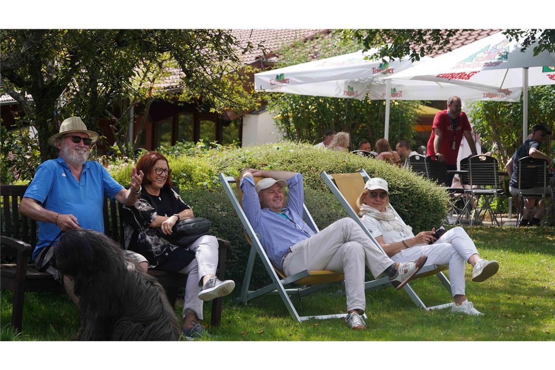 Rund 150 Oldtimer cruisen durch Baden-Württemberg Bei rund 30 Grad suchen sich die Zuschauer schon mal ein schattiges Plätzchen.