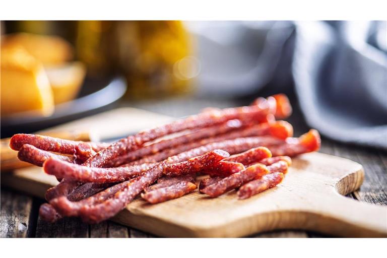 Bei Salami-Knackern aktuell auf Chargennummern und Mindesthaltbarkeitsdatum achten (Symbolbild).