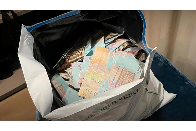 Bei Schmiergeldzahlungen werden in der Ukraine nach Erkenntnissen von Korruptionsjägern Taschen voll mit Bargeld übergeben.