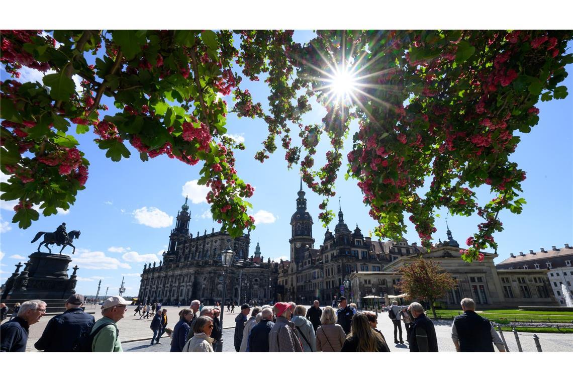 Bilder des Tages Bei schönem Wetter gehen viele Leute auf dem Neumarkt durch die Altstadt in Dresden.
