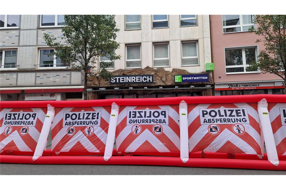 Bei Schüssen in einem Wettbüro in der Innenstadt von Gießen sind drei Menschen verletzt worden.
