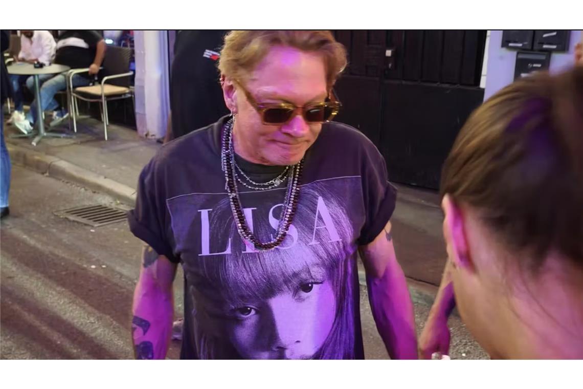 Axl Rose überrascht mit K-Pop-Shirt in Stuttgart Bei seinem Besuch in Stuttgart trug Axl Rose ein Shirt der K-Pop-Sängerin Lisa, Mitglied der Band Blackpink.