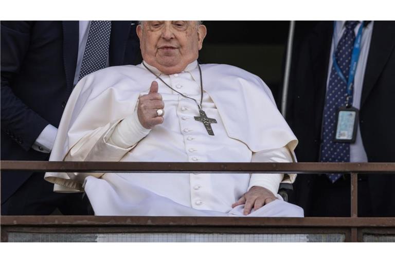 Bei seinem ersten Auftritt nach mehr als fünf Wochen Krankenhaus reckt der Papst den Daumen nach oben.