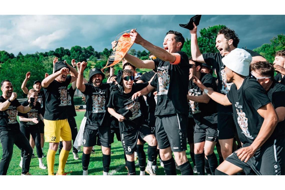 Bei seinem letzten großen Einsatz für die SKV Rutesheim feierte Kapitän Tim Rudloff (Mi.) mit seinem Team die Meisterschaft und den Aufstieg.