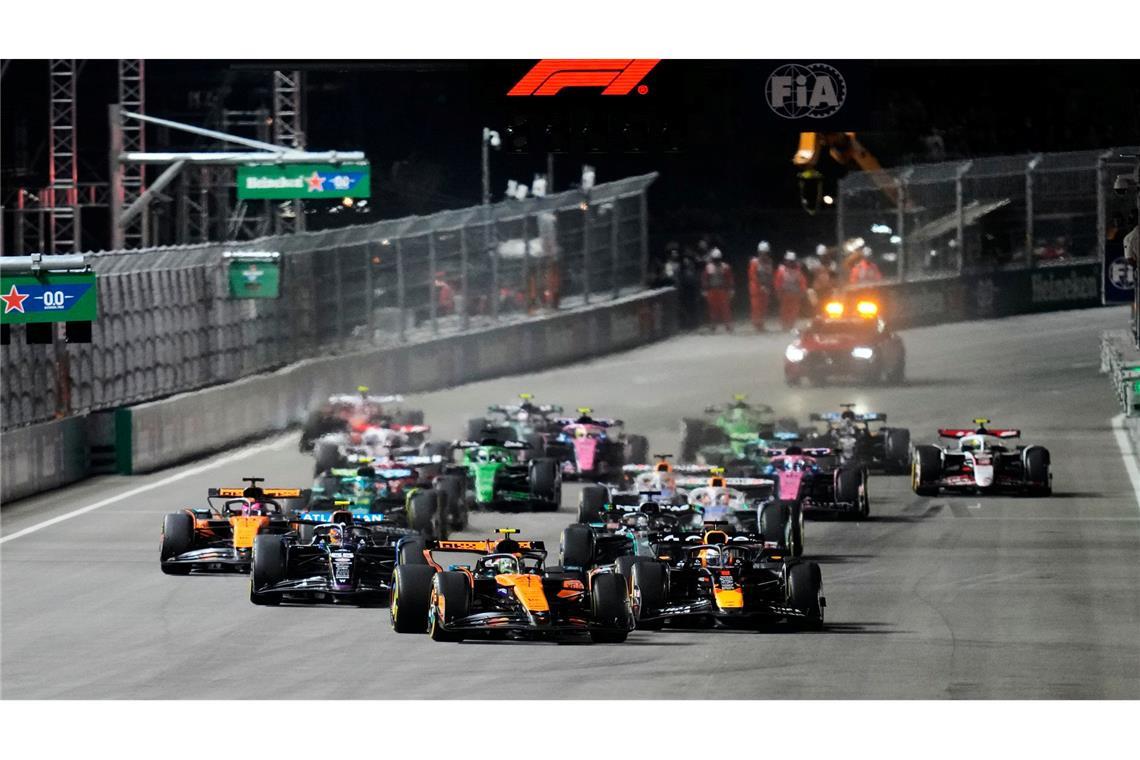 Bei seinem Manöver gegen Max Verstappen (vorne rechts) verzockt sich Lando Norris (vorne rechts)