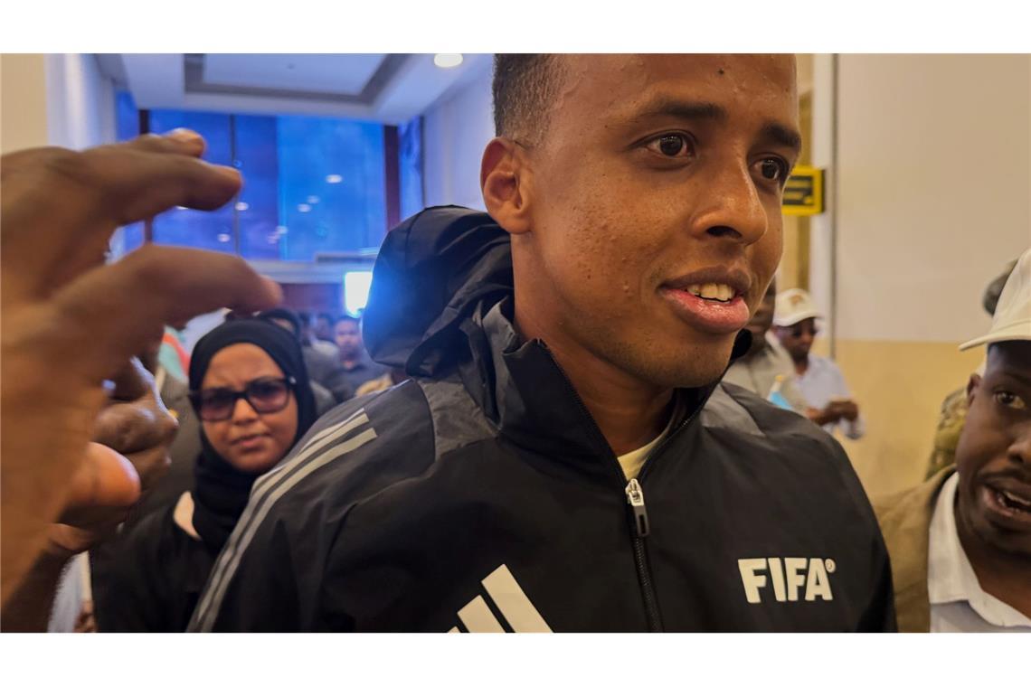 Bei seiner Rückkehr nach Somalia wurde Referee Omar Artan gefeiert.