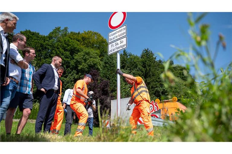 Bei Stau muss man künftig auf der Autobahn bleiben: Zum ersten Mal in Deutschland gibt es im Landkreis Rosenheim künftig Durchfahrtsverbote für den Ausweichverkehr.