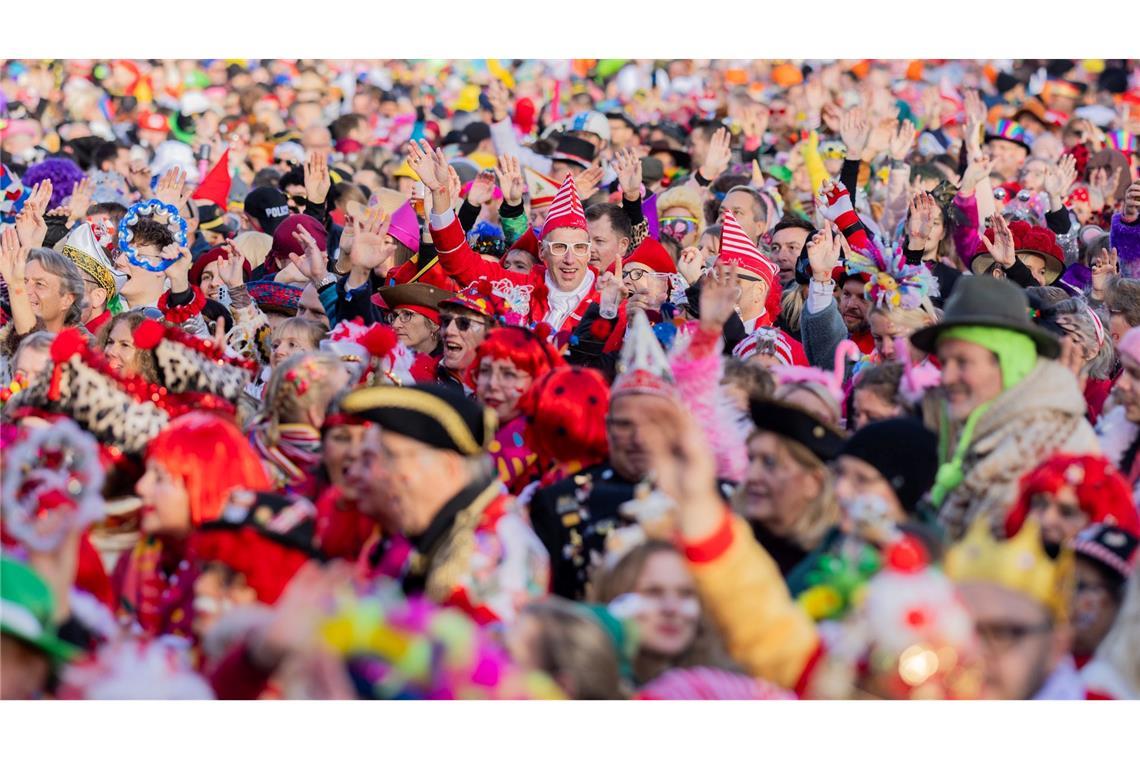 Bei strahlendem Sonnenschein ist in Köln der Beginn der Karnevalszeit gefeiert worden.