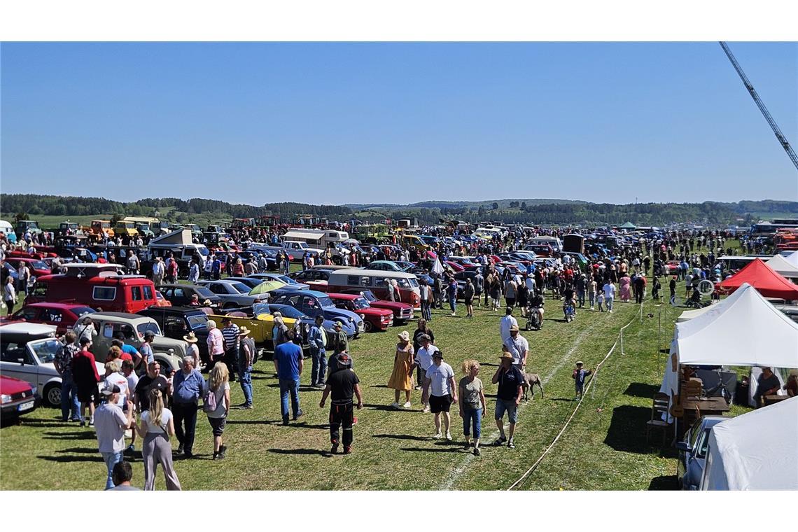 Oldtimerfreunde kommen in Münsingen voll auf ihre Kosten Bei strahlendem Sonnenschein war der Andrang dementsprechend hoch.