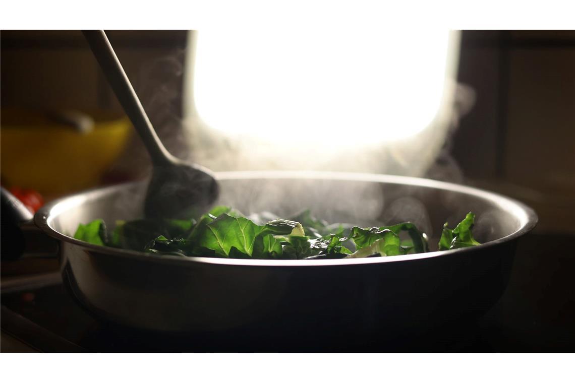 Bei "Thirst Traps" zeigen sich Influencer auf anzügliche Art in Alltagssituationen – wie etwa beim Kochen. (Symbolbild)