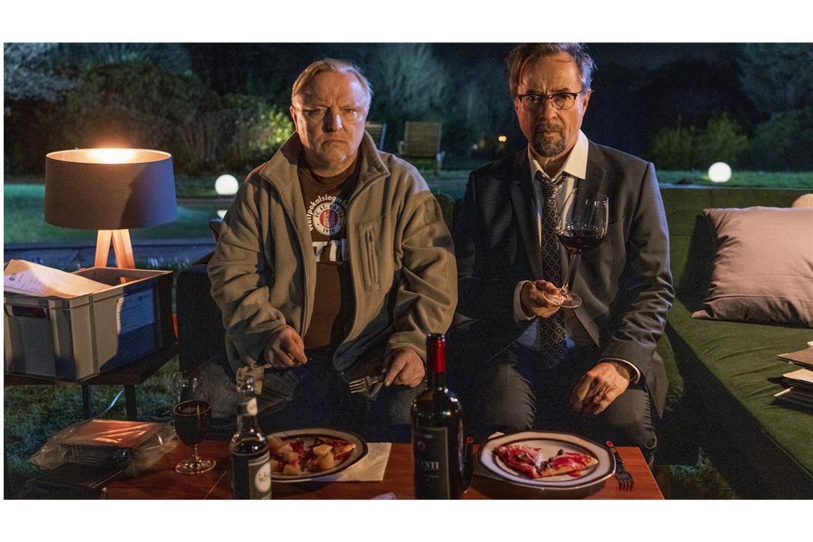 Aufgespießter Anwalt Bei TK-Pizza und Rotwein sinnieren Hauptkommissar Thiel (Axel Prahl, l.) und Dr. Karl-Friedrich Boerne (Jan Josef Liefers, r.) über die möglichen Szenarien des tödlichen Unfalls nach dem Streit zwischen Doreen Prätorius (Cordelia Wege) und Oskar Weintraub (Nils Bunkhorst).