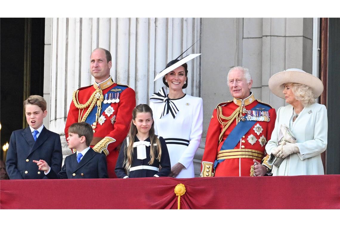 Die Windsors im Krisenmodus – Zwischen PR-Desaster und nie dagewesener Transparenz Bei „Trooping the Colour“, der Geburtstagsparade für König Charles III. (zweiter von rechts), hatte Prinzessin Kate (Mitte) im Juni ihren ersten Auftritt nach Monaten.
