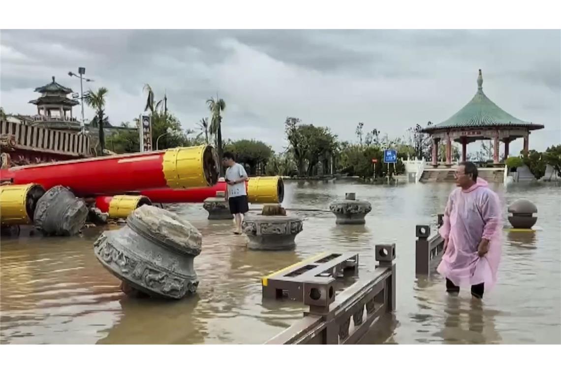 Bei Überschwemmungen und Erdrutschen infolge starker Regenfälle sind in Taiwan mindestens fünf Menschen ums Leben gekommen.