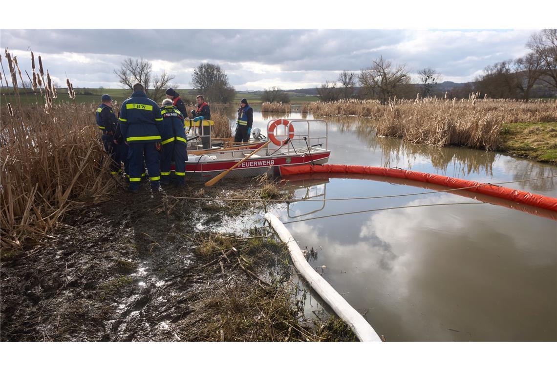 Bei Unfällen gelangen immer wieder Schadstoffe ins Wasser. (Symbolbild)