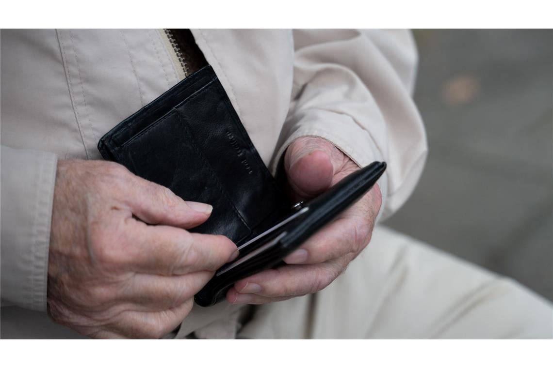Bahn, Rente, Sommerzeit – was sich im März ändert Bei vielen Rentnerinnen und Rentner wandert weniger Geld aufs Konto. (Symbolbild)