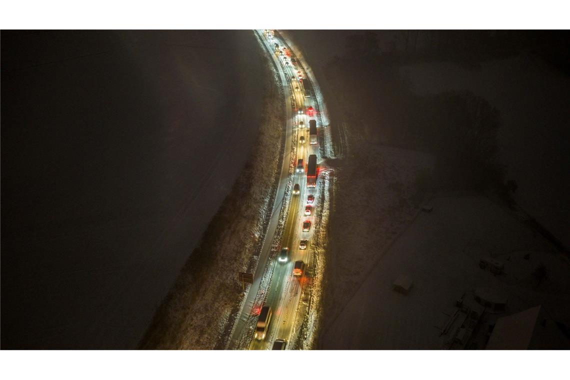 Glatter Morgen - Schnee und Eis bremsen Autos und Bahnen