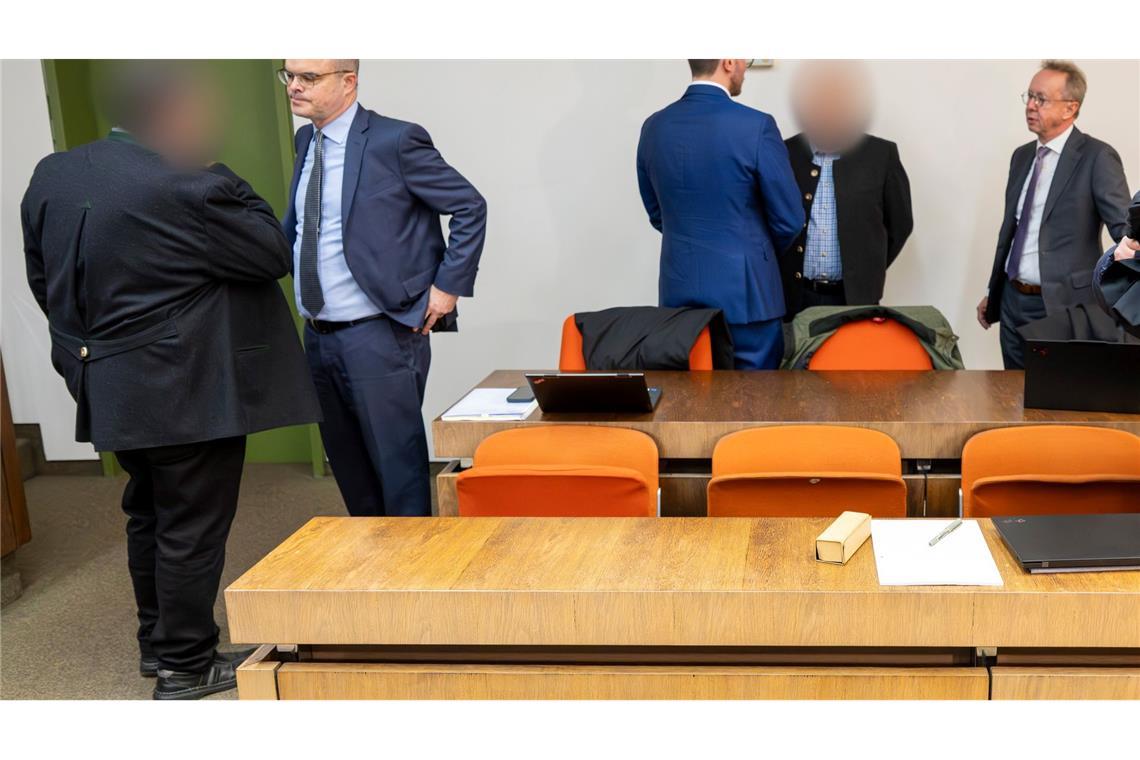 Beide Angeklagten zeigen Reue.