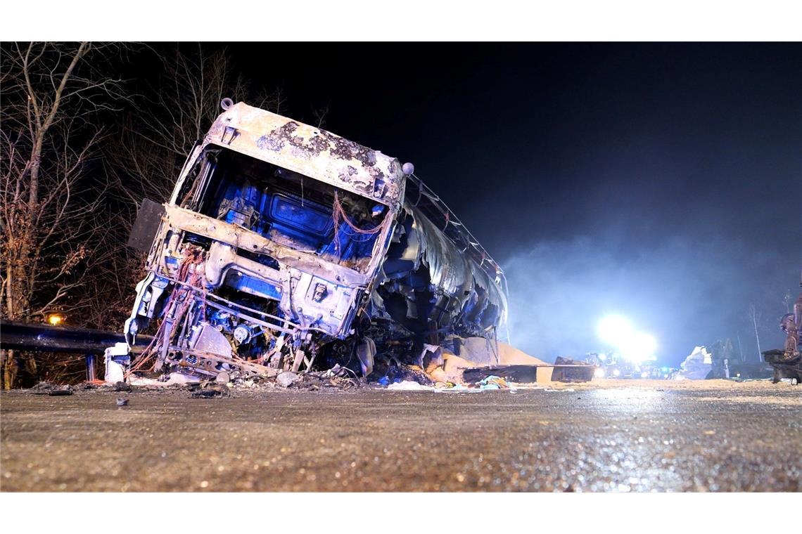Fünf Männer sterben bei Frontalcrash westlich von Bremen Beide betroffenen Fahrzeuge fingen Feuer.