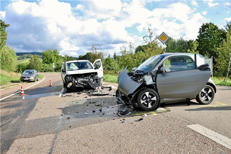 Beide Fahrzeuge müssen nach dem Unfall abgeschleppt werden. Foto: 7aktuell.de/Kevin Lermer 