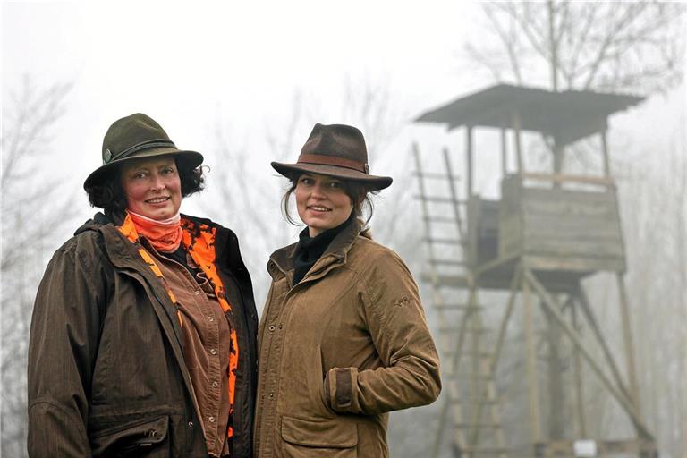 Beide sind Jägerinnen: Mutter Brigitte Kübler und Tochter Clarissa Kübler (rechts). Foto: Benjamin Buettner