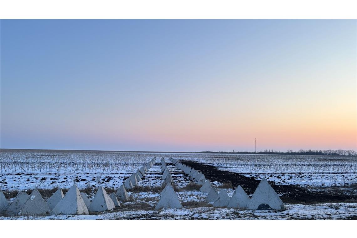Kaffee, Tee und Wut auf Trump Beiderseitz der Autobahn E 50 haben die ukrainischen Verteidiger in den vergangenen Wochen bei minus 15, minus 20 Grad eine neue, 20 Kilometer tiefe Verteidigungslinie gegraben. Dazu gehören auch mit Drahtseilen verbundene Betonpyramiden, die Panzer stoppen sollen.