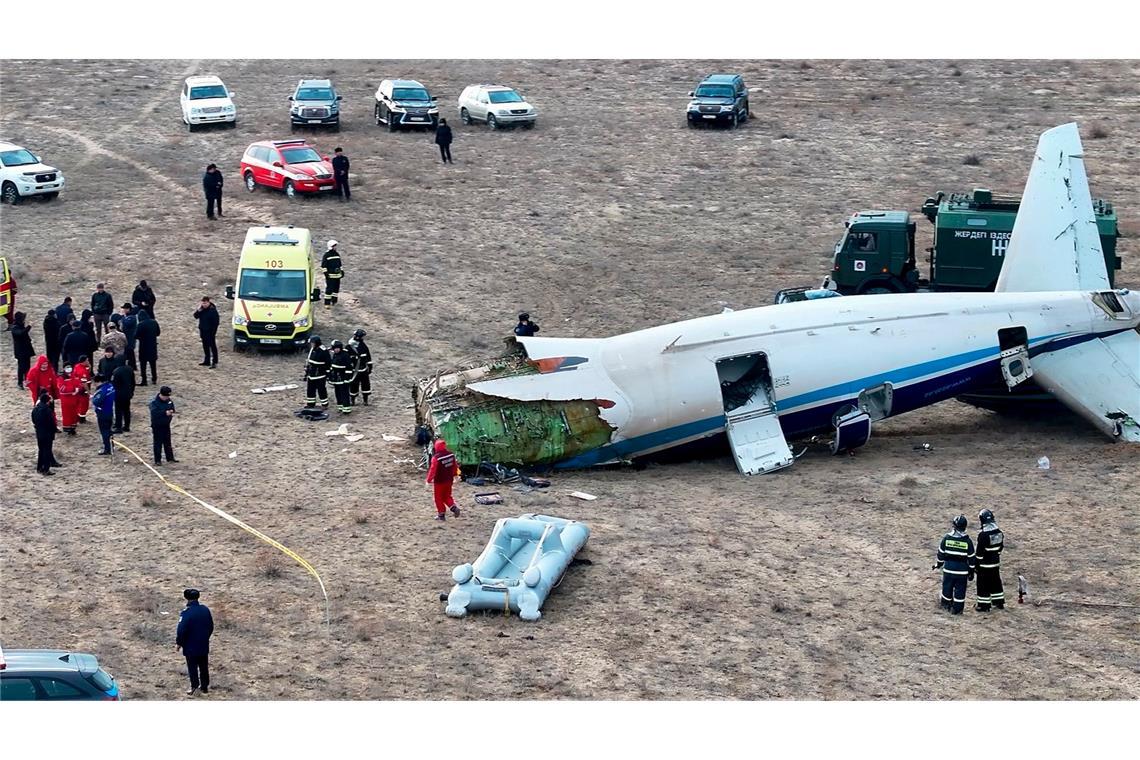 Baku geht von russischem Treffer auf Flugzeug aus Beim Absturz der Maschine der Azerbaijan Airlines in Kasachstan kamen nach offiziellen Angaben 38 Menschen ums Leben, 29 überlebten teilweise schwer verletzt.