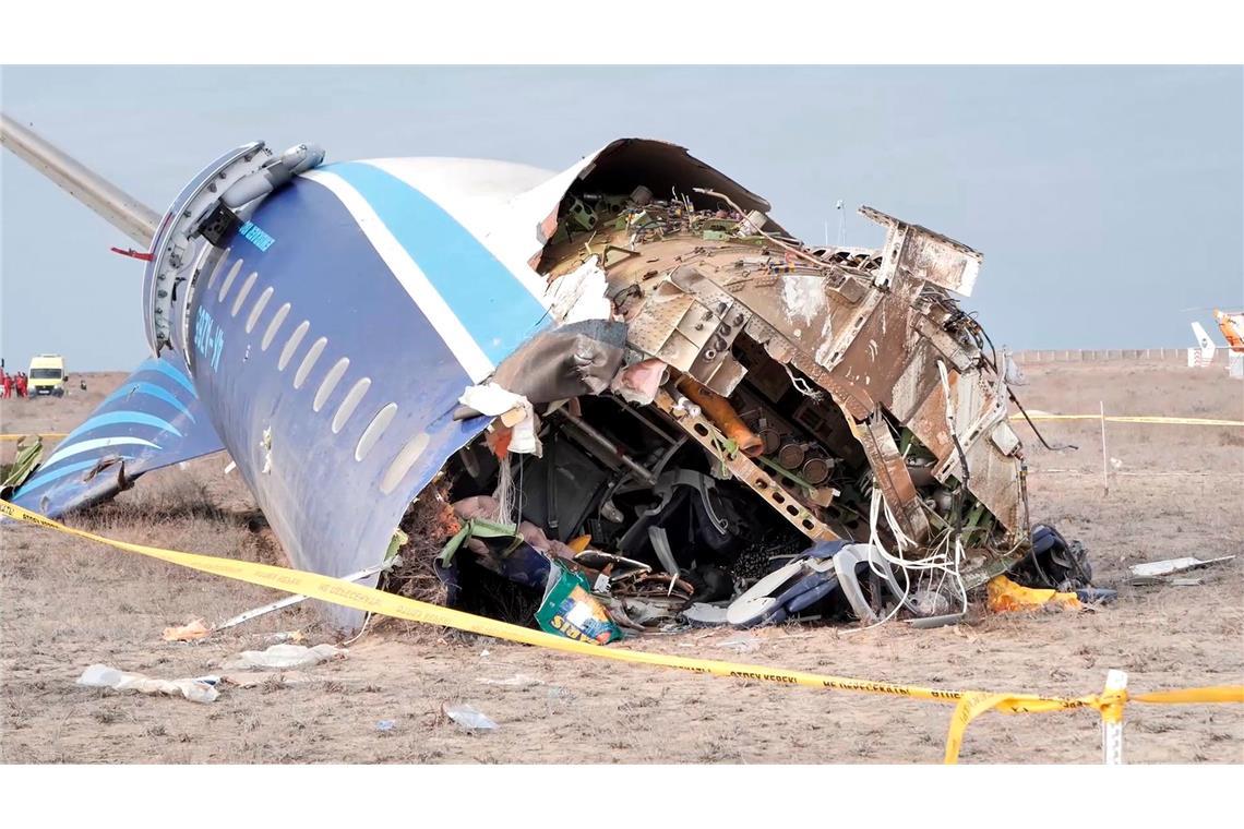 Baku geht von russischem Treffer auf Flugzeug aus Beim Absturz der Maschine der Azerbaijan Airlines in Kasachstan kamen nach offiziellen Angaben 38 Menschen ums Leben, 29 überlebten teilweise schwer verletzt.