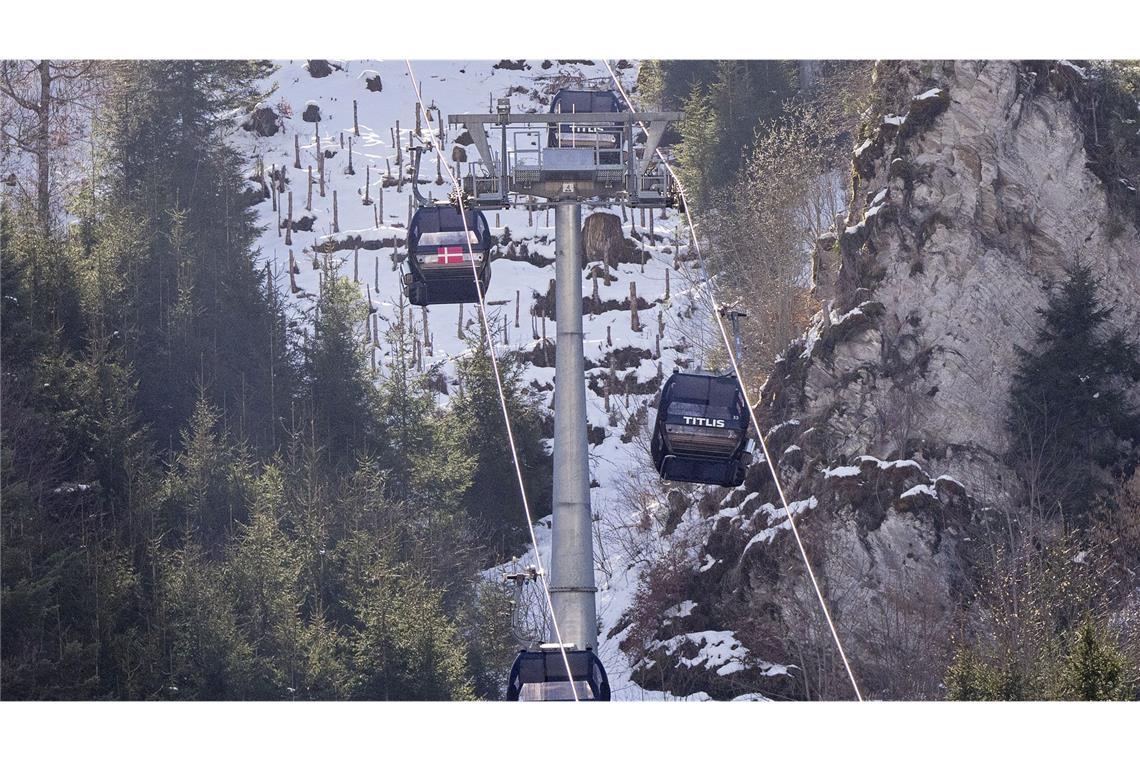Beim Absturz einer Gondel in einem Skigebiet in der Schweiz ist eine Frau ums Leben gekommen.