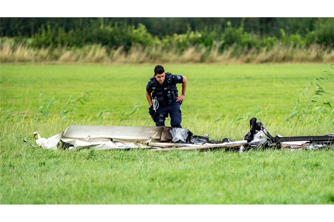 Beim Absturz eines motorisierten Leichtflugzeugs im nordrhein-westfälischen Kranenburg sind am Samstagnachmittag zwei Menschen ums Leben gekommen.
