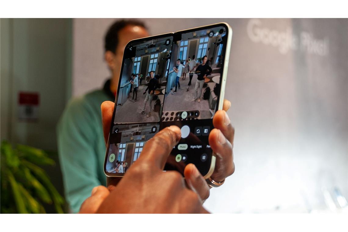 Beim auffaltbaren Pixel 10 Pro Fold nutzt Google das größere Display, um nebeneinander das Kamera-Bild und die neuesten aufgenommenen Fotos anzuzeigen.