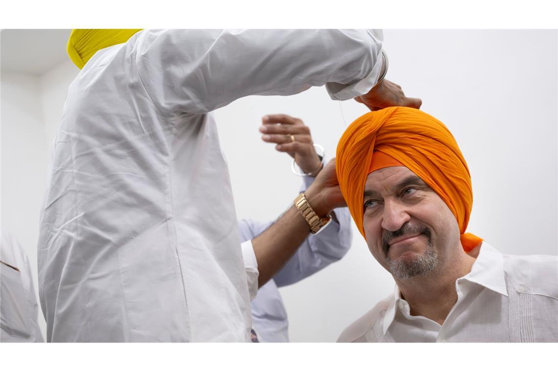 Kult oder Banalisierung: Söders gefährliche Gratwanderung Beim Auslandsbesuch in Indien lässt sich Söder einen Turban anlegen - ein perfektes Fotomotiv für die sozialen Netzwerke. (Archivbild)