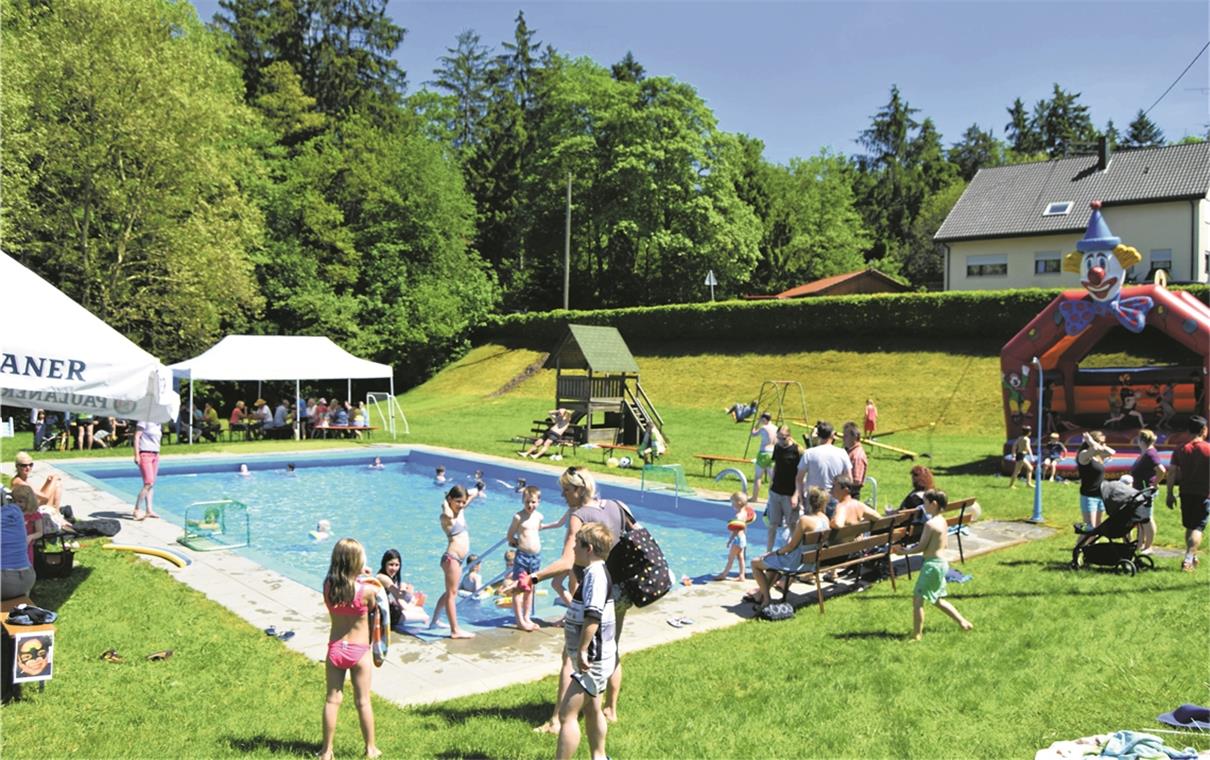 Wasserfreunde läuten den Sommer ein Beim Badfest ist schönstes Wetter und so auf dem Gelände und im Wasser gut was los. Fotos: privat