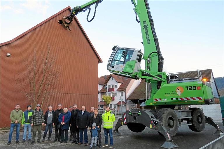 Beim Baggerbiss sind mit von der Partie Klaus-Peter Dörrscheidt (von links), Lukas Metzger, Peter Mann, Markus Kiefer, Andreas Winkle, Sonja Allinger-Helbig, Walter Heinz, Matthias Günther, Bürgermeister Armin Mößner, Mario Brenner, Rolf Kirschbaum mit Felix und FalkGfrörer. Foto: Christine Schick