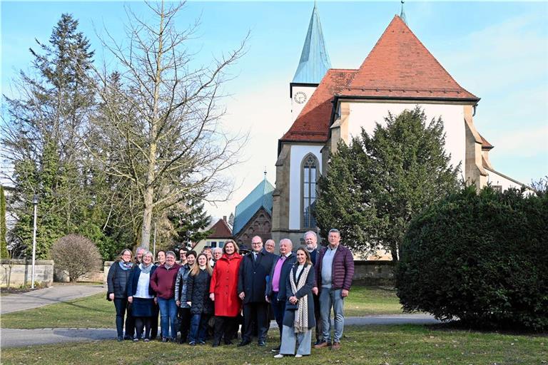 Beim Besuch von Galyna Minayeva (im roten Mantel) ging es auch auf einen Spaziergang mit Bürgermeister Armin Mößner (rechts neben Minayeva) sowie Mitgliedern des Partnerschaftsausschusses, des Freundschaftsvereins und der ukrainischen Gemeinschaft in der Region.