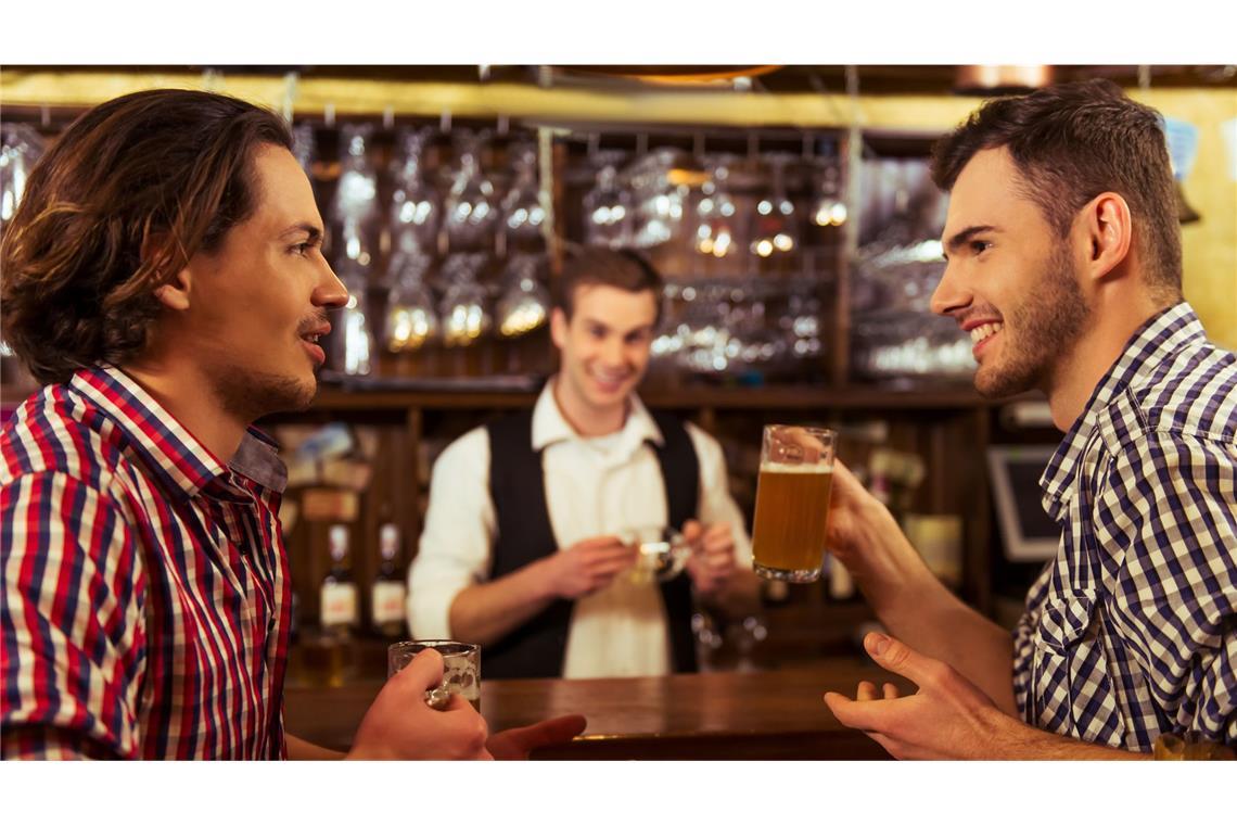 „Es verletzt mich, dass du mir das nicht zutraust!“ Beim Bier geht es um abgebrochene Studienfächer und überzogene Gehaltsvorstellungen.