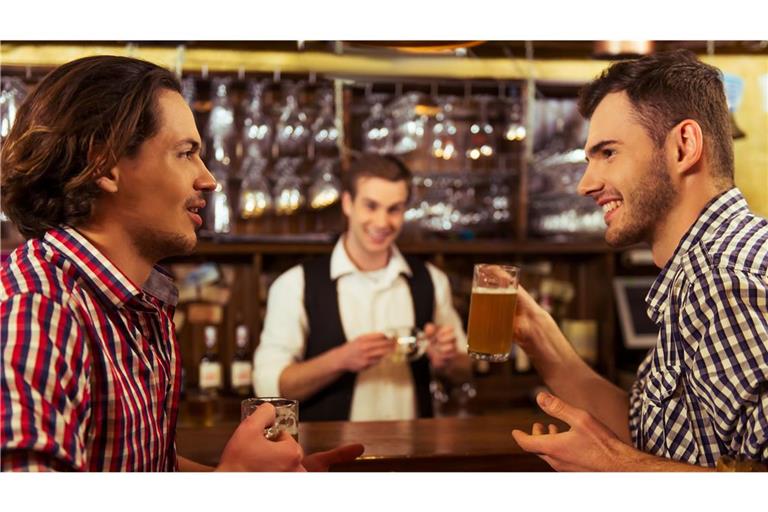 Beim Bier geht es um abgebrochene Studienfächer und überzogene Gehaltsvorstellungen.