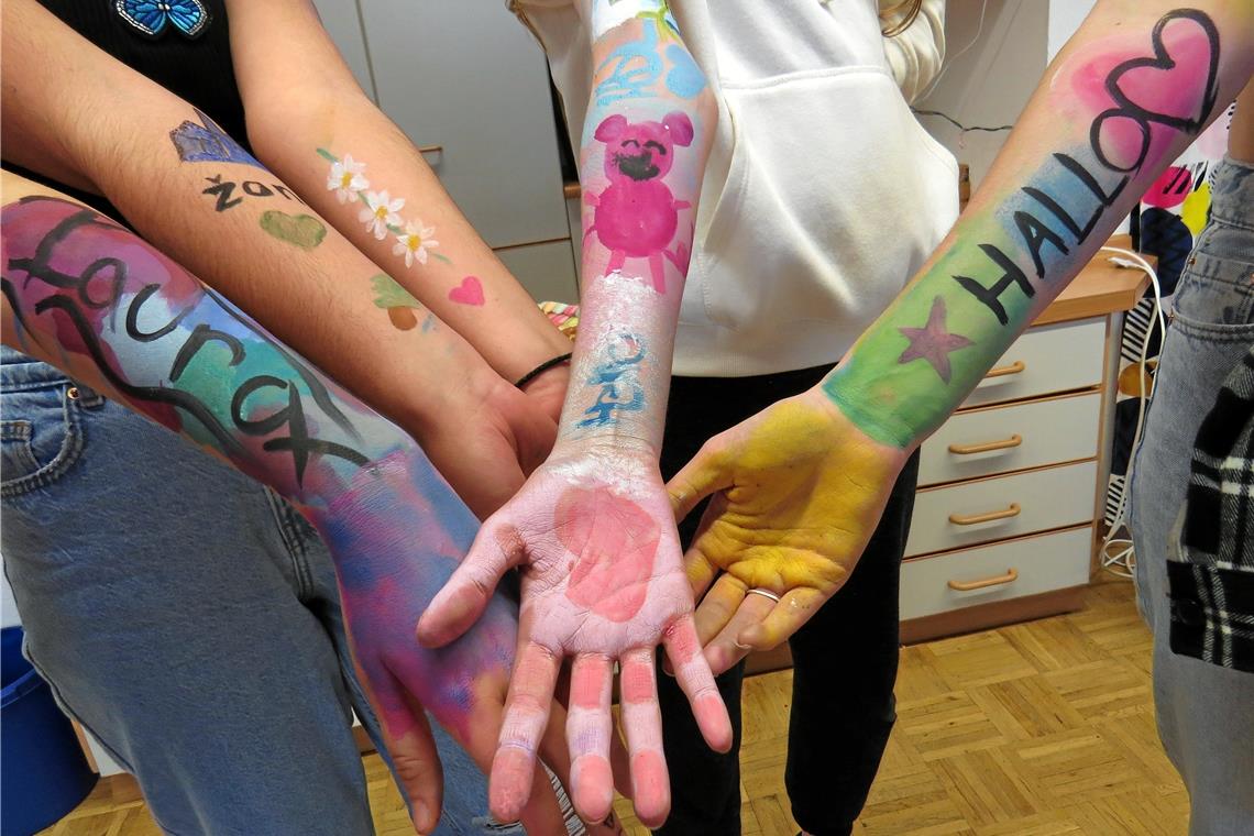 Selbstsicher(er) durch Körperwahrnehmung Beim Bodypaintingworkshop in den Räumen der Schulsozialarbeit spielt die (selbst-)bewusste Körperwahrnehmung eine zentrale Rolle. Foto: Christine Schick