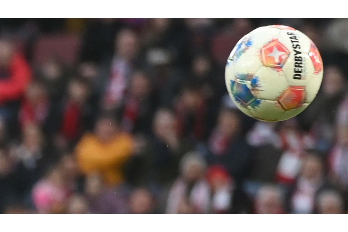 Beim Bundesligaspiel zwischen Köln und Hoffenheim war ein Fan gestürzt. In einem Krankenhaus erlag er seinen Verletzungen.