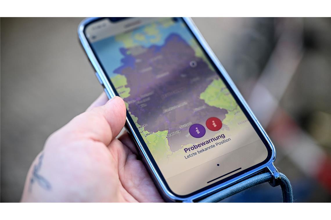 Sirenengeheul und Handylärm am bundesweiten Warntag Beim bundesweiten Probealarm wird ganz Deutschland als Gefahrengebiet in der Katwarn-App angezeigt.