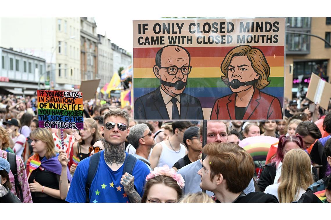 Beim Christopher Street Day in Berlin trugen einige Teilnehmer satirische Plakate. (Archivbild)