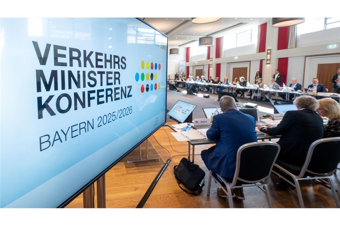Auto, Bahn, D-Ticket - die Beschlüsse der Verkehrsminister Beim Deutschlandticket stellte die Verkehrsministerkonferenz die Weichen für einen Preismechanismus, der ab 2027 gelten soll.